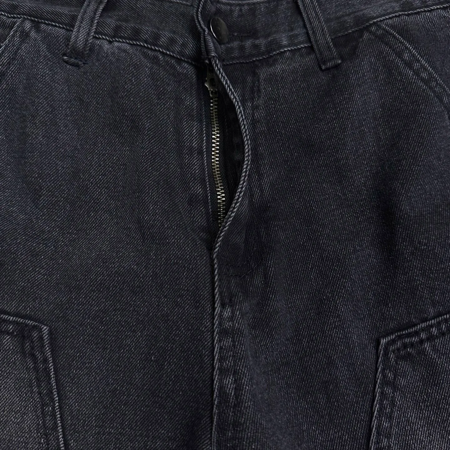 Carhartt 2025 New Arrival Simpson ripped multi-pocket logging workwear couple's washed jeans High version High version Top ceiling Quality Styles with different washed textures are very friendly to people with thin legs and thick legs. The straight version is very flattering to the leg shape. Moderate length that never goes out of style, easy to match with casually, basic styling for various styles, a must-have in the wardrobe! The fabric is stiff but also makes the upper body soft without losing texture. The washing process is even more perfect. It is a must-have item for everyone! ! ! Washed wheat, hang tag, pants label, three labels complete Color: washed black Size: 28, 30, 32, 34, 36 (five sizes)